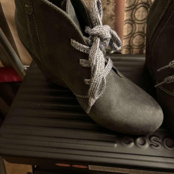 Gently use cute gray boots. These are the perfect addition to your closet - Picture 3 of 3